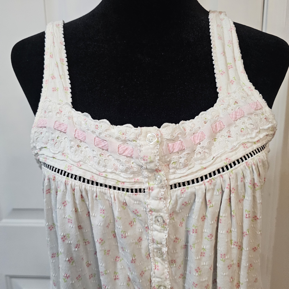 Aria White Eyelet Pointelle Floral with Floral Shaped Buttons Size Small{Bx7} - Picture 3 of 14